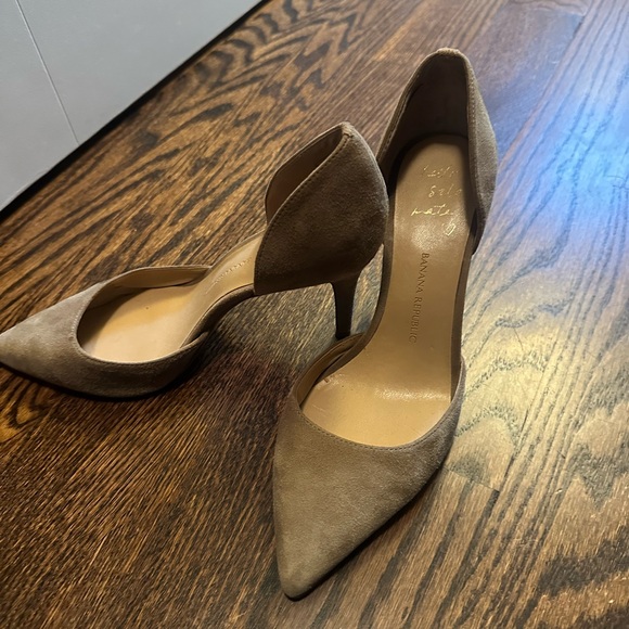 Banana Republic Shoes - Banana Republic Taupe Suede Heels